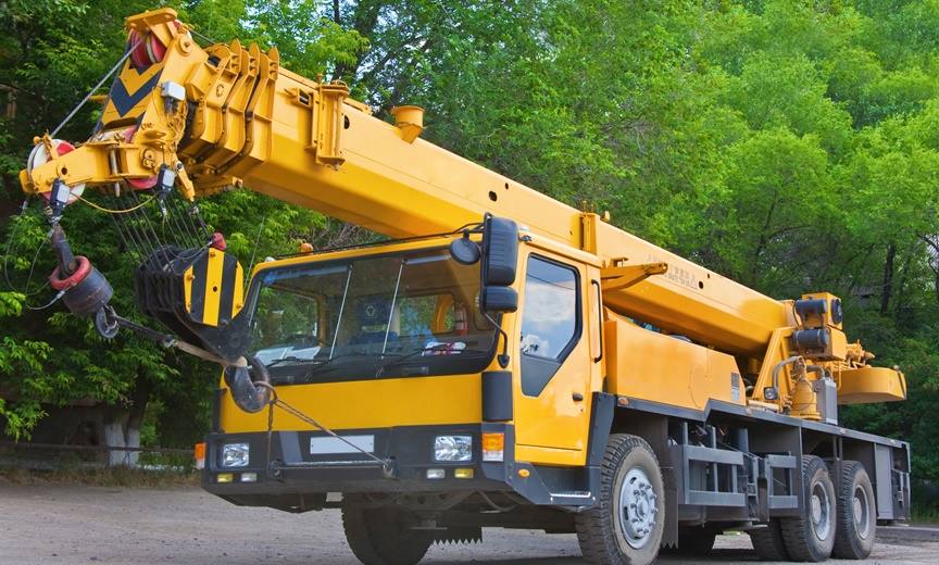 Entenda a diferença entre guindaste e caminhão munck