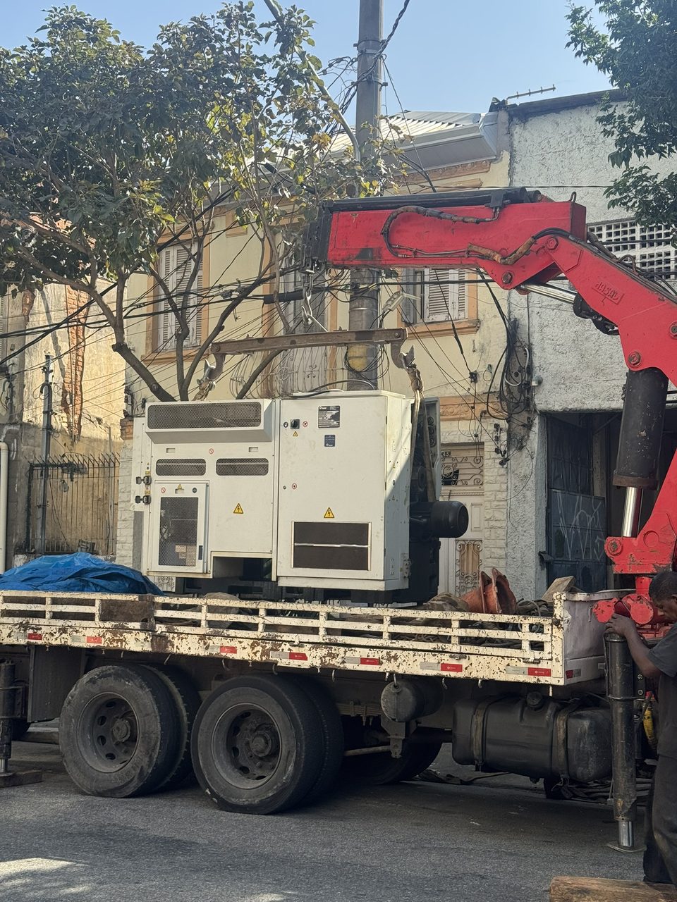 Equipamento elétrico industrial sendo transferido com o mesmo rigor técnico aplicado às máquinas de produção.